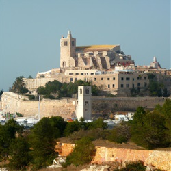 Het adembenemende uitzicht van de kathedraal van Santa Maria d'Eivissa: een must-see op Ibiza