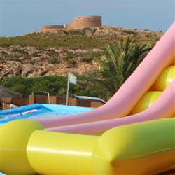 Het ervaren van een opwindende tijd met Inflatables Water Park op Ibiza