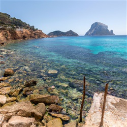 Ontdek de betoverende natuurlijke bronnen bij Cala D'hort: een paradijselijk verborgen juweeltje op Ibiza