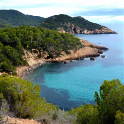 Ontdek de betoverende panoramische uitzichten van Cala Mestral: Een reisgids naar de verborgen parel van Ibiza