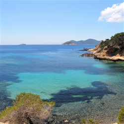 Ontdek de verborgen juweeltjes van Ibiza: Verborgen baaien met kristalhelder water aan de westkust van het eiland